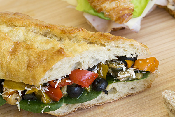 Plusieurs variétés de sandwichs parmis les buffets froids préparés par un traiteur de Montréal. Découvrez le menu Le Raffiné.
